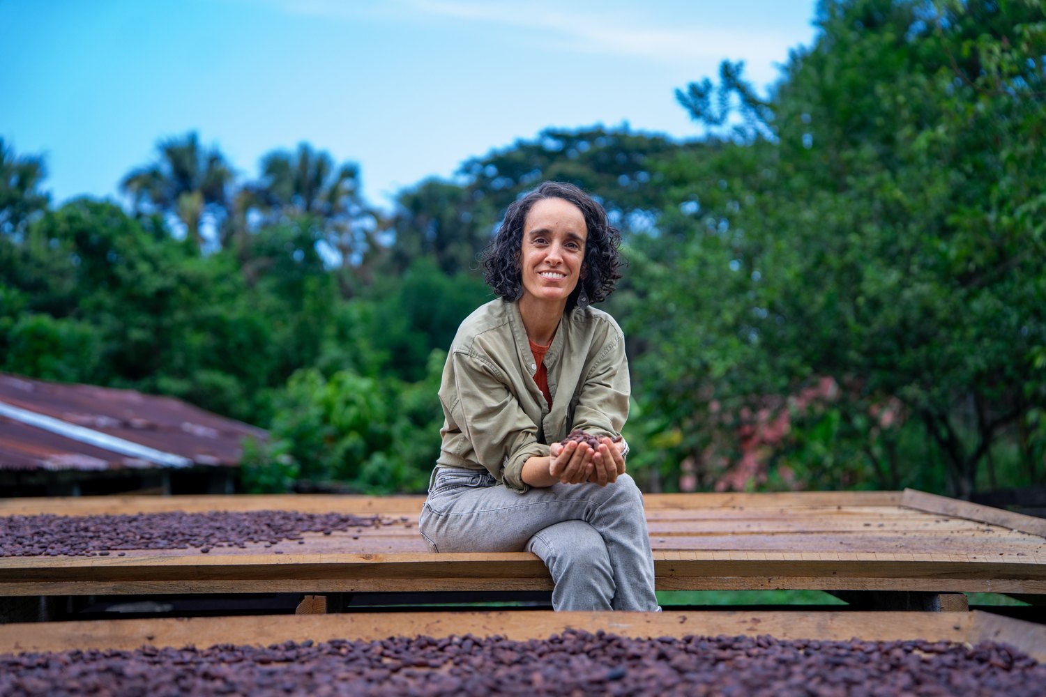 Altair Rodríguez con cacao en Finca Tierra Negra